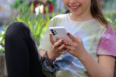 Ob am Smartphone oder der Konsole, allein, mit Freunden oder gar den Eltern: Gaming gehört heute zur Lebenswelt von Kindern und Jugendlichen.