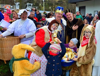 An der Talsperre Kriebstein hat der Osterhase bereits fleißig Schokohasen verteilt.