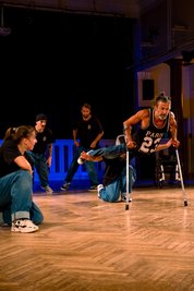 Nach der Festivaleröffnung am Nachmittag gab es Mittwochabend im Chemnitzer Kraftwerk noch Breakdance, unter anderem mit Bboy Styx, der aufgrund gelähmter Beine auf seinen Armen tanzt.