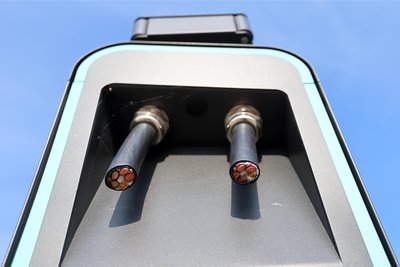 Abgeschnittene Kabel an Ladestation in Leipzig: Der Materialwert des Kupfers ist überschaubar. Das hat die Diebe aber nicht abgehalten.