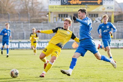 Mit Max Winter (links) gehört auch ein waschechter Plauener zu den sechs Abgängen, die der VFC am Donnerstag bestätigte. Das Foto zeigt ihn ihm Heimspiel der zurückliegenden Saison gegen Bischofswerda.