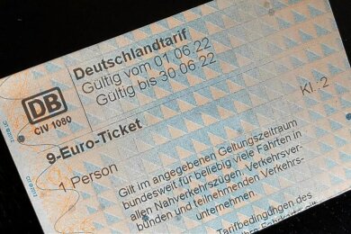 Das 9-Euro-Ticket gab es im vergangenen Jahr als Papiervariante. Beim Nachfolger, dem Deutschlandticket, sind die Hürden dafür hoch. 
