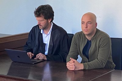 Schiedsrichter Nicolas Winter (rechts) sitzt im Gerichtssaal neben seinem Anwalt Maximilian Stahm. Die 25.000 Euro an Schadenersatz, die Winter fordert, wird er wohl nicht bekommen.