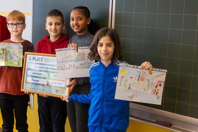 Gleich vier Preisträger aus der Grundschule am Stadtpark werden von Dina Norberger ausgezeichnet. Jona Nestler, Danin Totic, Hanna Tesfaldet und Emily Gombuli (v. l.)