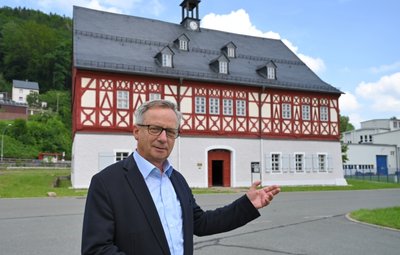 Matthias Gläser, Vorsitzender des Fördervereins Herrenhaus Auerhammer, vor dem Herrenhaus Auerhammer. 