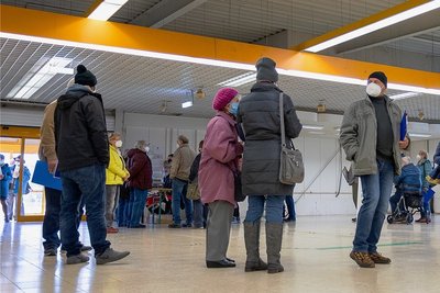 Warten auf den Booster: In Eich im Vogtland gingen am Donnerstag viele Impfwillige leer aus. 