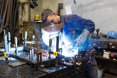 Kent Kunde aus Wiesa lernt im dritten Lehrjahr Metallbauer in der Fachrichtung Konstruktionstechnik bei der Sülzle Stahl Ehrenfriedersdorf GmbH. Er ist derzeit einer von insgesamt neun Auszubildenden im Unternehmen.