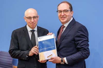 Bundesinnenminister Alexander Dobrindt (r.) und Sinan Selen, Vizepräsident des Bundesamtes für Verfassungsschutz BfV, stellen den aktuellen  Verfassungsschutzbericht vor. Foto: Andreas Gora/imago