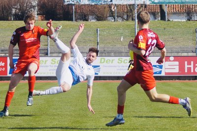 Marian Albustin (M.) geriet in dieser Szene ein wenig in Schieflage, am Ende verlor der VfB Empor Glauchau in Halberstadt 1:3.