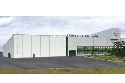So soll der Anbau neben dem Bestandsgebäude des Freiberger Brauhauses aussehen.