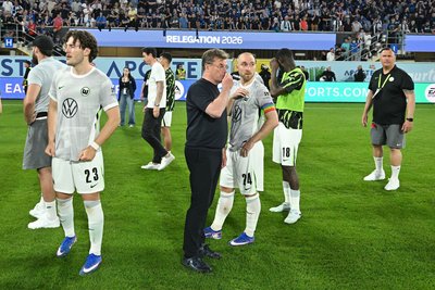 Dieter Hecking und Christian Eriksen nach dem Bundesliga-Abstieg des VfL Wolfsburg. (Archivbild)