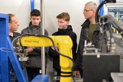 Rundgang in der Firma B&T Exact in Frauenstein. Im Bild von links: Ausbilder Daniel Hartmann mit Felix, Kurt und Renè Küchenmeister.