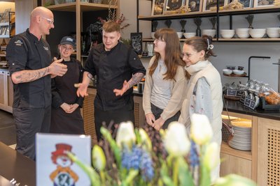 Marcel Reimann im Gespräch mit dem Nachwuchs: Praktikantin Heidi Mehner, Azubi Max Müller und die vielleicht künftigen Auszubildenden Dora Leistner und Leni Neubert.