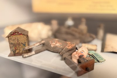 Auch diese Puppenmöbel mit dem Rest eines Porzellanpuppenkopfes wurden gefunden, dazu Münzen, Knöpfe und andere Kleinteile, die unter der Dielung erhalten blieben.