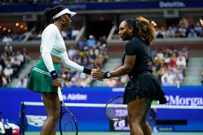 Venus und Serena Williams holten im Doppel etliche Titel. (Archivbild)