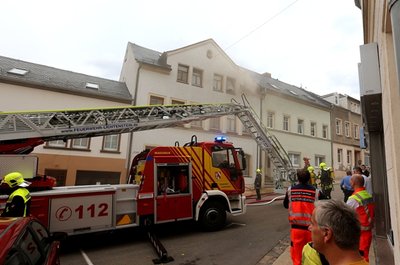 Feuerwehrleute haben nach einem Brand in Lichtenstein eine tote Frau aus einem Haus geborgen.