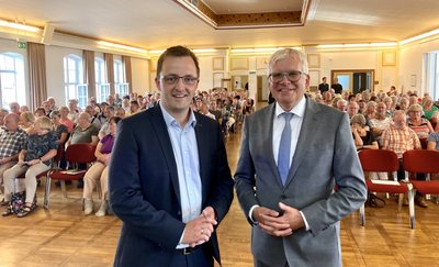 Landtagsabgeordneter Eric Dietrich (l.) und Sachsens Finanzminister Hartmut Vorjohann standen in Bad Schlema 260 Gästen Rede und Antwort zur Grundsteuerreform.