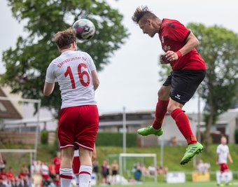 In diesem Kopfball setzte sich der Heinrichsorter Michael Simon (r.) gegen Markus Janz vom Ebersbrunner SV durch. 