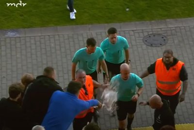 Die entscheidende Szene: Der Täter in der blauen Jacke schüttet Schiedsrichter Nicolas Winter den Inhalt eines Bierbechers mitten ins Gesicht.