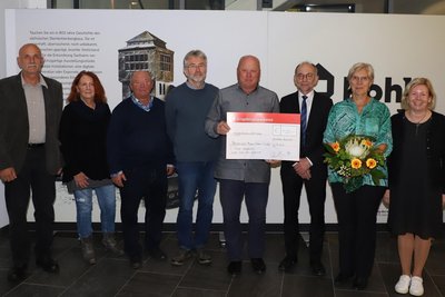 Die Stollberger Ortsteile Beutha und Raum belegten den 1. Platz beim Kreisausscheid. Rainer Lemke hält den Scheck.