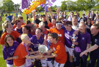 Pfingstsonntag 2004: An jenem 30. Mai sicherten sich die Fußballerinnen des FC Erzgebirge Aue den Landesmeistertitel. Im Finale in Scheibenberg bezwangen sie den VfB Leipzig mit 1:0. Nur eine Woche zuvor waren die Veilchen-Frauen in die 2. Bundesliga aufgestiegen. 