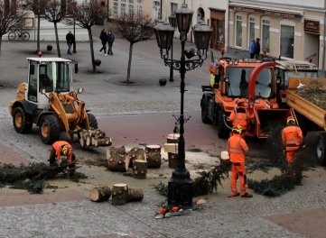 Auf dem Markt in Crimmitschau wurde aus dem Weihnachtsbaum Feuerholz gemacht. 