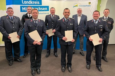 Die obersten Brandschützer Mittelsachsens: Die stellvertretenden Kreisbrandmeister Ingo Gruß aus Ostrau, Ortsteil Schrebitz (zuständig für den Raum Döbeln), Kevin Franz aus Halsbrücke (Raum Freiberg) und Steffen Kräher aus Brand-Erbisdorf (Raum Brand-Erbisdorf), Landrat Matthias Damm aus Mittweida und Kreisbrandmeister Tommy Kühn aus Bobritzsch-Hilbersdorf (hinten, v.l.) sowie die stellvertretenden Kreisbrandmeister Tobias Schumann aus dem Peniger Ortsteil Niedersteinbach (Raum Penig), Christian Fiedler aus dem Striegistaler Ortsteil Böhrigen (Raum Frankenberg) und Gerd Irmscher aus Erlau (Raum Mittweida).