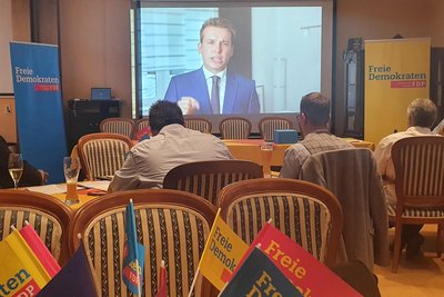 Jeremy Ziron bei seiner Wahl zum FDP-Kreisvorsitzenden im Juni 2022: Er wurde per Video zugeschaltet. Ziron bedauert Treecks Austritt und verteidigt zugleich die FDP-Politik.
