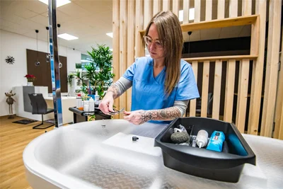 Jeanett Oder an einem der beiden Arbeitsplätze im Salon. Scheren für die Krallen gehören zu den Arbeitsgeräten.