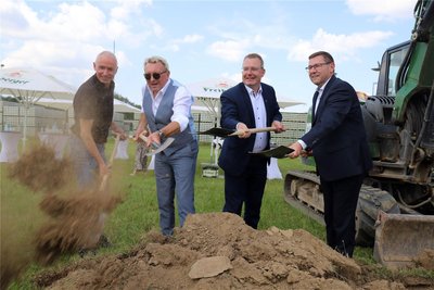 Holger Scheich, Sven Krüger, Arne Gorzolla und Jan Stirl (v.r.) beim ersten Spatenstich für den Neubau am Freiberger Brauhaus.