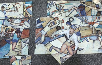 Klaus Neubauer und sein Wandbild von 1976. 