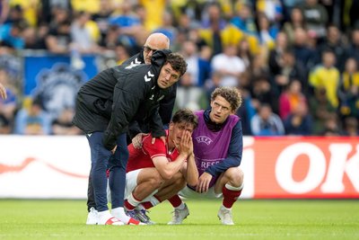 Dänische Spieler unter Schock: Joakim Maehle, Andreas Christensen und Jens Stage (von links) nach dem erneuten Zusammenbruch von Christian Eriksen.