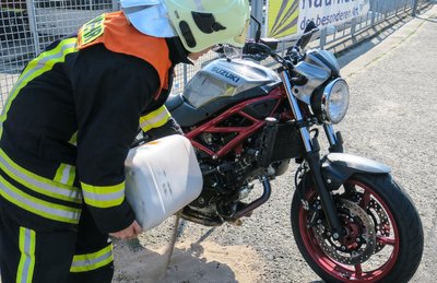 Ein Motorradfahrer ist bei einem Unfall mit einem Pkw am Sonntagvormittag im Lauter-Bernsbacher Ortsteil Lauer schwer verletzt worden.