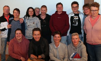 Oktober 2021: Die ehemalige Zweitliga-Frauenmannschaft des FC Erzgebirge bei ihrem "Klassentreffen" im Erzgebirge. 