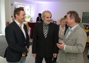 Im Gespräch (v. l.): Tobias Hertrampf (Architektur- und Ingenieurbüro), Christoph Döllefeld, leitender Ältester der evangelisch-freikirchlichen Gemeinde, und Andreas Hänel (Ingenieurbüro), der die Bauleitung inne hatte.