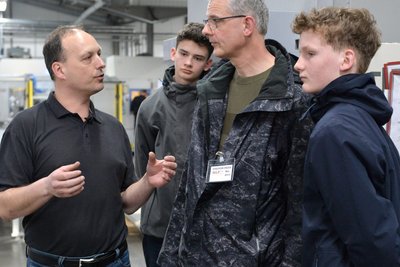 Rundgang in der Firma B&T Exact Frauenstein. Im Bild: Ausbilder Daniel Hartmann im Gespräch mit Felix Renè und Kurt Küchenmeister.