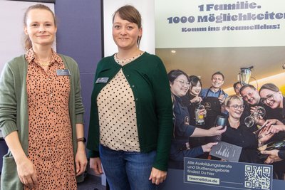 Sie kümmern sich im Elldus Resort um Auszubildende und Stammpersonal: Jessica Rusch (l.) und Mareike Bergelt.