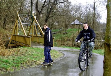 
              <p class="artikelinhalt">Die fehlende Brücke am Festplatz "Hockels Mühle" hatte lange Zeit den Radweg zwischen Auerbach und Rodewisch blockiert. Jetzt können auch Felix Witt (links) und Kevin Podewils hier entlangrollen.</p>
            