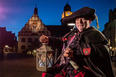 Der Nachtwächter führt am Donnerstag Kinder durch Plauen. Foto: Igor Pastierovic