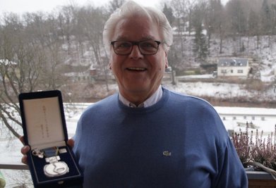 Da ist das gute Stück: Auf dem Balkon seiner Zwickauer Wohnung präsentiert Harald Ehrig stolz die vor 50 Jahren gewonnene olympische Silbermedaille von Sapporo. 
