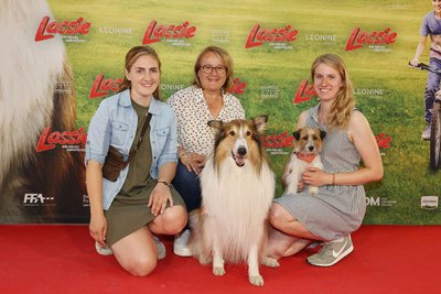 Die Tiertrainerinnen Leoni Hillinghäuser, Renate Hiltl und Farina Klause mit Lassie und Pippa bei der Premiere in Köln zu "Lassie - Ein neues Abenteuer".