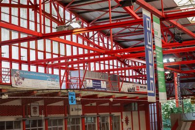 Blick ins Kunsteisstadion: Unter dem Hallendach fehlen aktuell die Trikots der verdienten ETC- und Eispiraten-Cracks.
