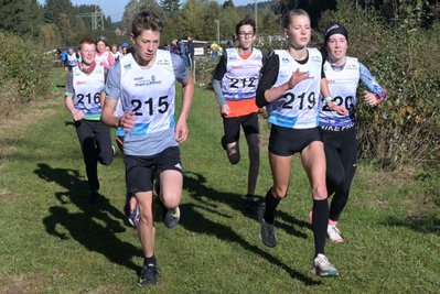 Beim Start über die 5-Kilometer-Distanz war die spätere Gesamtsiegerin in der weiblichen Konkurrenz Charlotte Böhme vom SV Stützengrün (vorn 2. von rechts) schon an der Spitze. 
