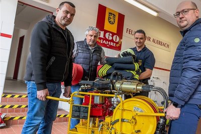 Die Auerbacher Feuerwehr hat am Mittwoch einen großen Posten Technik und Ausrüstung an den Vogtlandkreis übergeben, der demnächst mit einem Sammeltransport in die Ukraine geschickt werden soll. Im Bild von links: Wehrleiter Nico Voigtländer, OB Manfred Deckert (parteilos), Thomas Schlosser vom Katastrophenschutz und Daniel Bauer, stellvertretender Kreisbrandmeister.