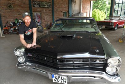 Sören Galle hat in seiner Altblech-Gallery historische US-Cars stehen und vermietet sie.
