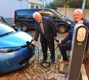 Die neue E-Ladesäule in Hainichen steht an der Marktstraße: Oberbürgermeister Dieter Greysinger (l.) und Jürgen Lojewski von Envia M haben das Aufladen dort schon mehrmals getestet.