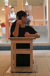 Rima Pipoyan, eine der vielen Künstlerinnen beim Festival, hat am Wochenende im Massageraum des alten Erzgebirgsbades ihren Auftritt.