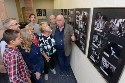 Der Peniger Fotograf Matthias Lippmann (r.) stellt im Rathaus in Lunzenau aus.