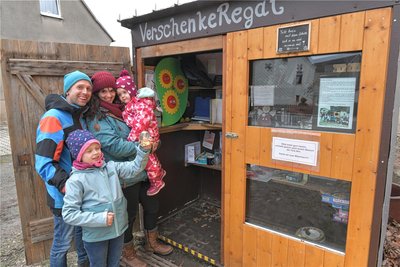 Familie Mathias Pilz und Brit Meffert mit Helena (8) und Klara (3) haben in Großschirma an der Hauptstraße 123 ein Verschenke-Regal eingerichtet.