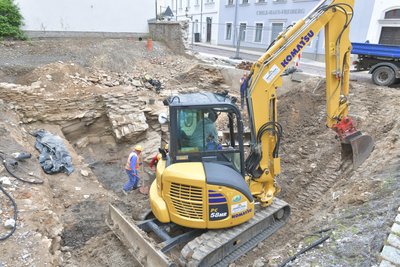 Bei den Grabungsarbeiten am Grundstück Brennhausgasse 8 in Freiberg kam auch ein Bagger zum Einsatz.